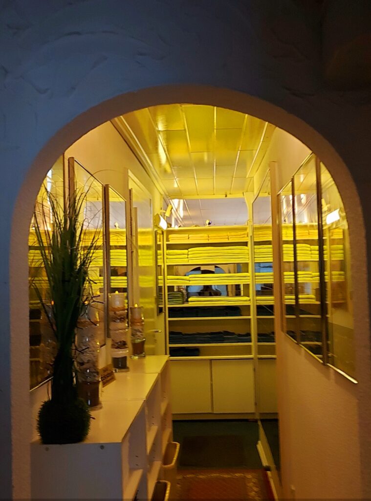 Heller Eingangsbereich von Judys Massagestudio in Stuttgart-West